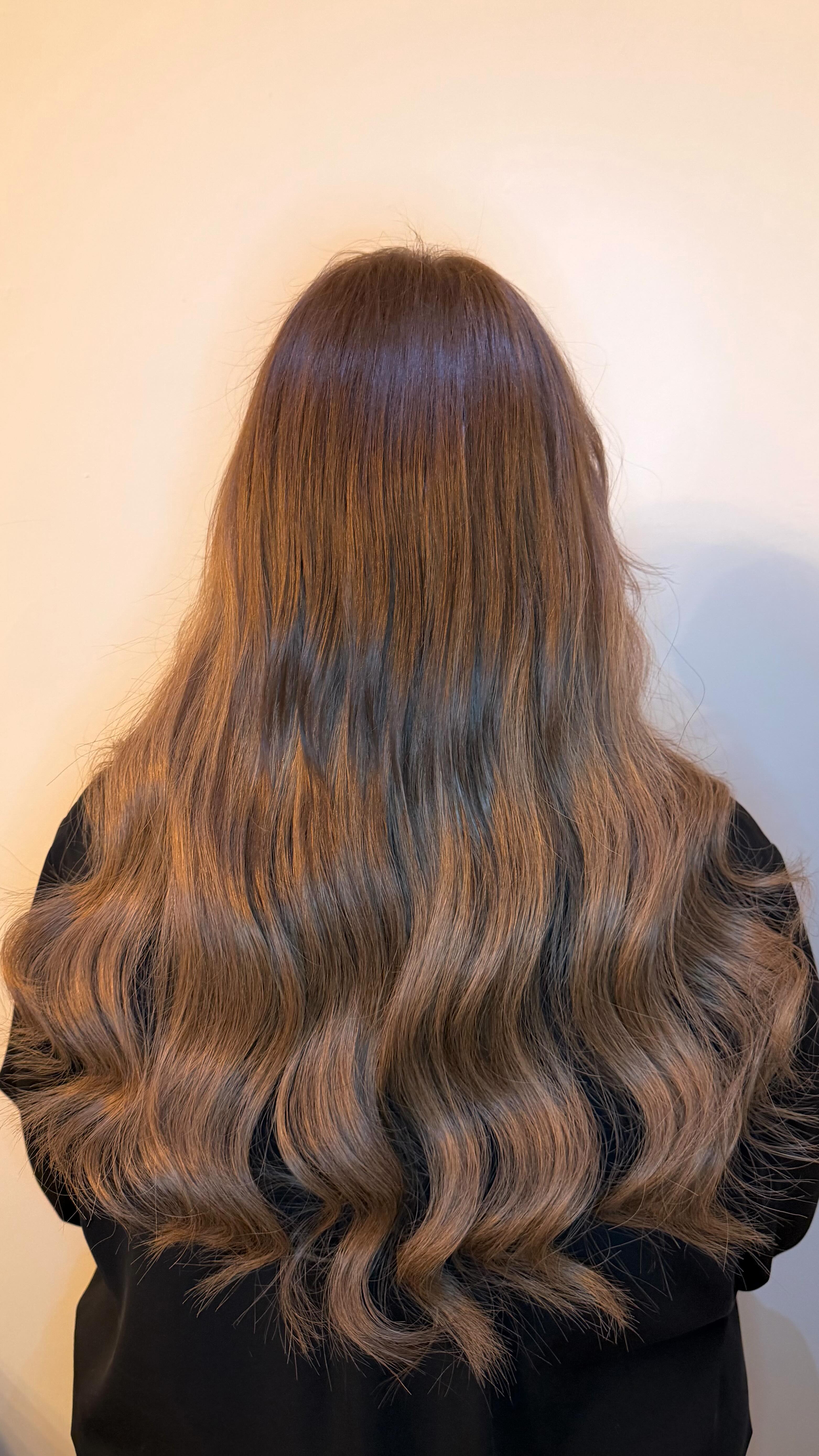 Lange, glänzende braune Haarverlängerung mit nahtlosem Übergang, gefertigt bei VK Extensions Wien