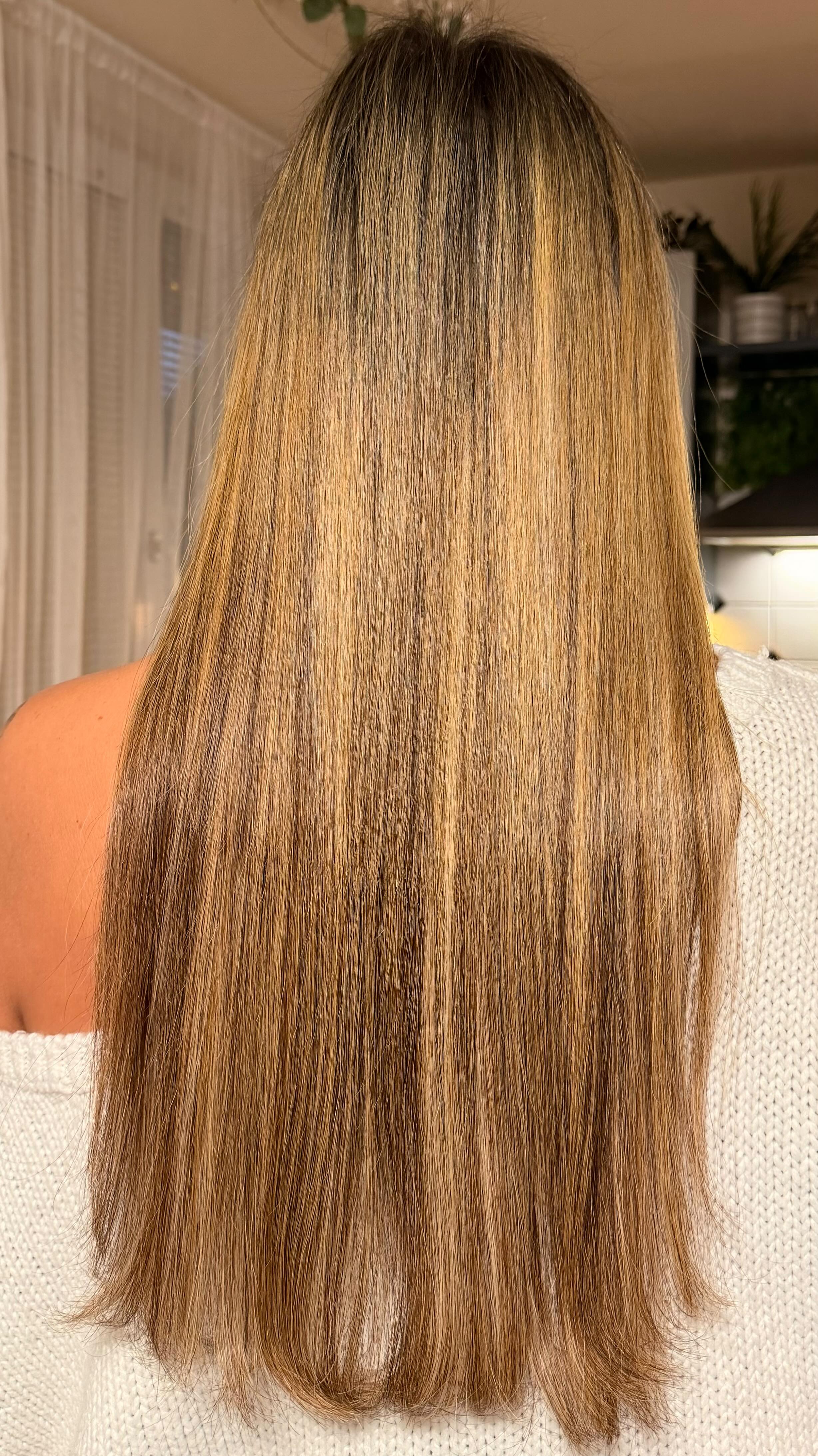 Glatte, glänzende Haarverlängerung in warmem Blond-Braun