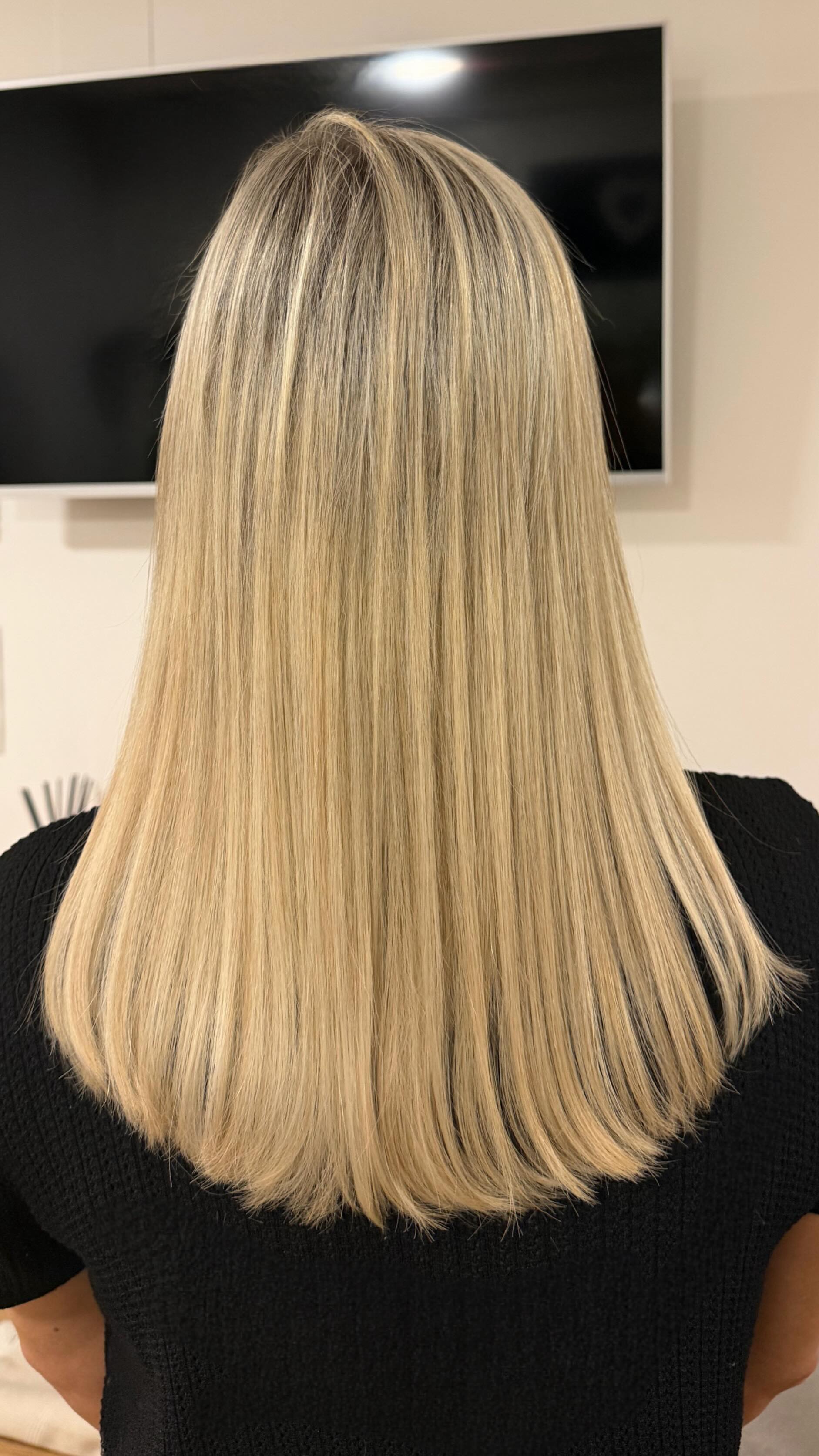 Sanftes Blond mit nahtlosem Übergang und natürlichem Ergebnis