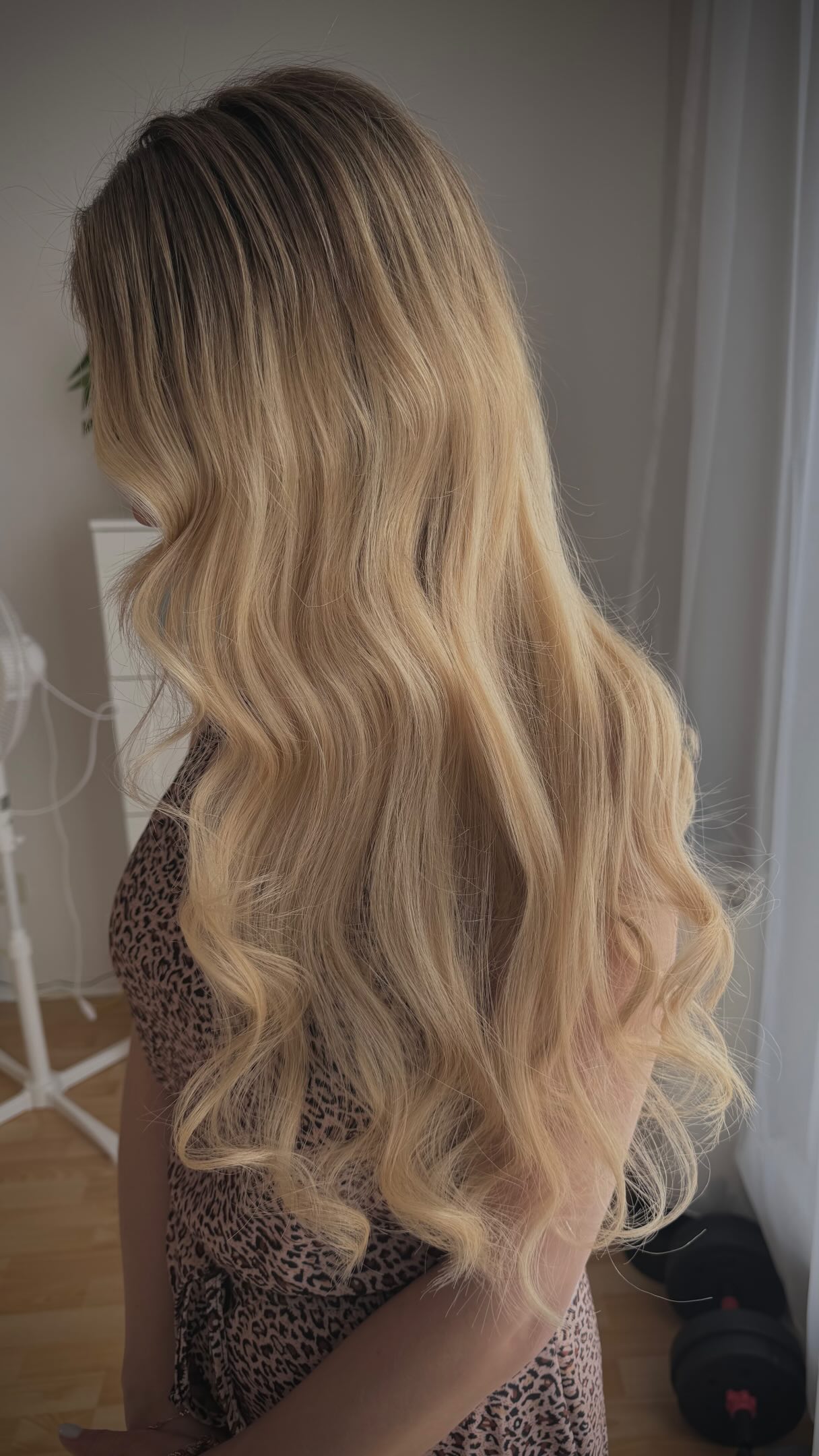 Lange blonde Haare mit weichen Wellen und natürlichem Ansatz