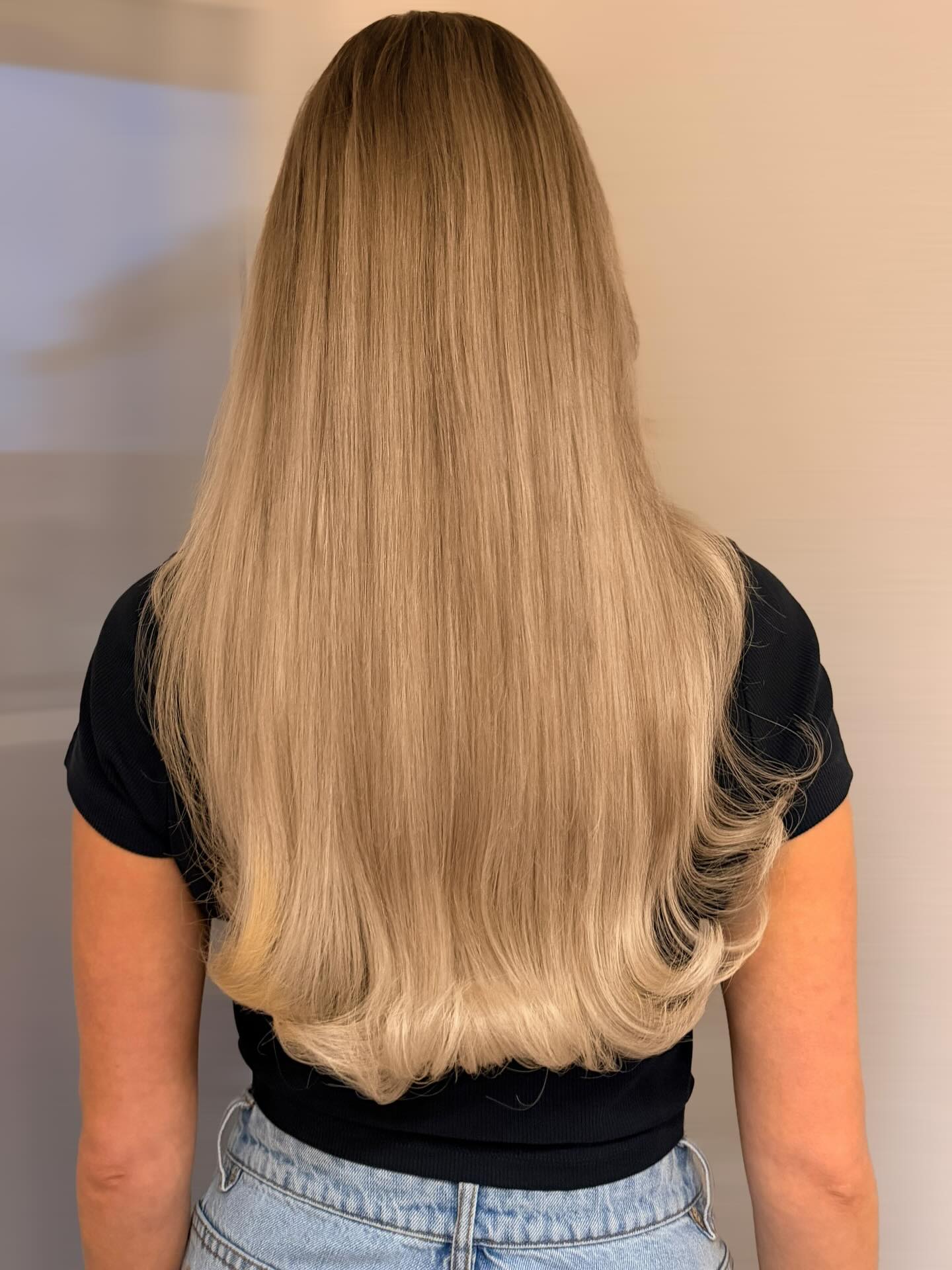 Sandblonde glatte Haarverlängerung mit gleichmäßiger Länge