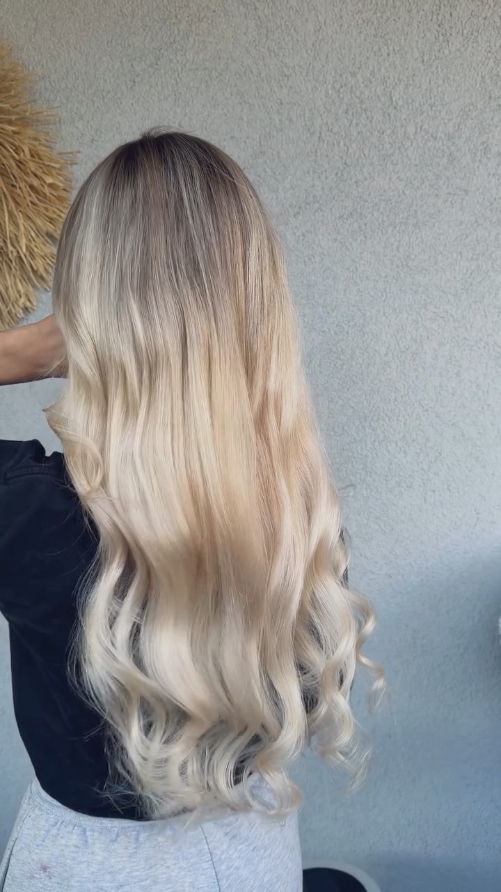 Glatte Balayage-Haarverlängerung in Braun mit hellen Strähnen